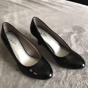 Life Stride classic shiny black pumps